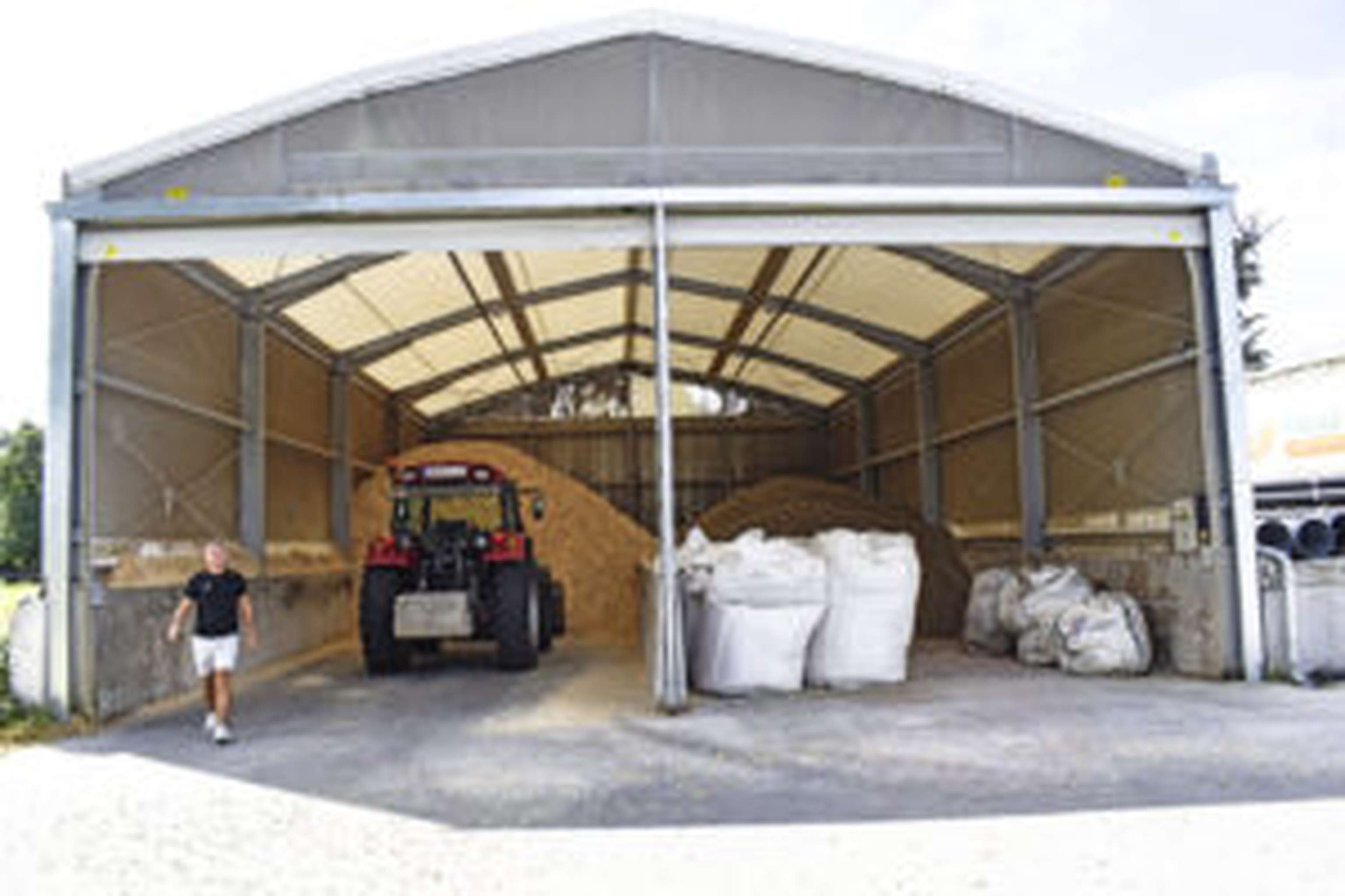 Die Rohstoffe, trockener Hühnermist auch von anderen Zulieferbetrieben,lagern in einer eigens errichteten Anlieferungshalle.