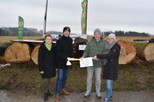 Rosemarie Ferstl und Franz Keppliner überreichten die Goldene Axt an Thomas und Beate Hafner.