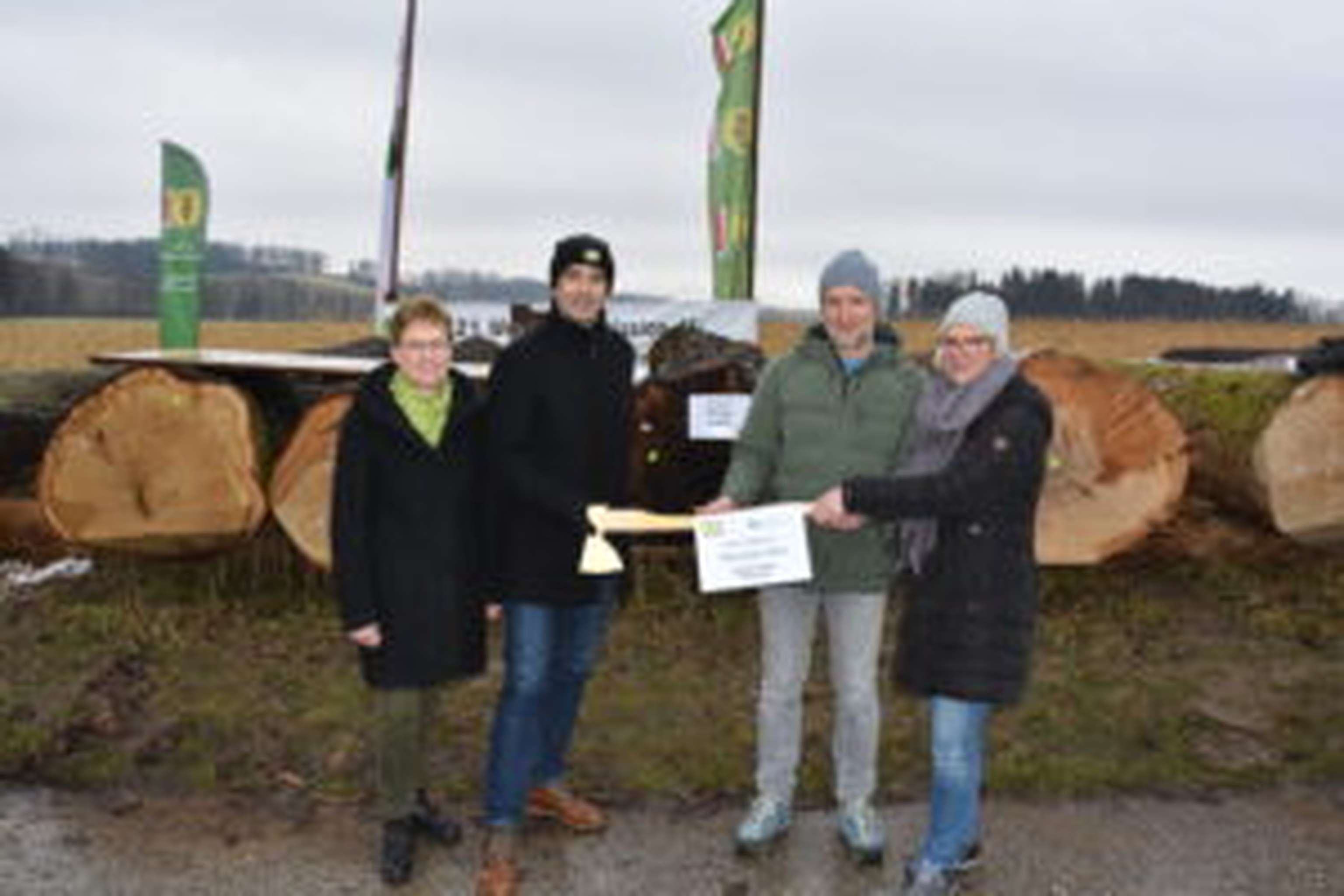 Rosemarie Ferstl und Franz Keppliner überreichten die Goldene Axt an Thomas und Beate Hafner.
