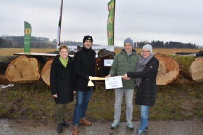 Rosemarie Ferstl und Franz Keppliner überreichten die Goldene Axt an Thomas und Beate Hafner.