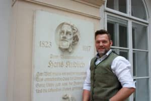 DI Hans Mayrhofer ist Bauer in der Buckligen Welt und Geschäftsführer des Ökosozialen Forum Österreich & Europa (ÖSFO). Dieses verleiht seit 55 Jahren alle zwei Jahre den Hans-Kudlich-Preis zum Gedenken an dessen historischen Antrag im Jahr 1848.