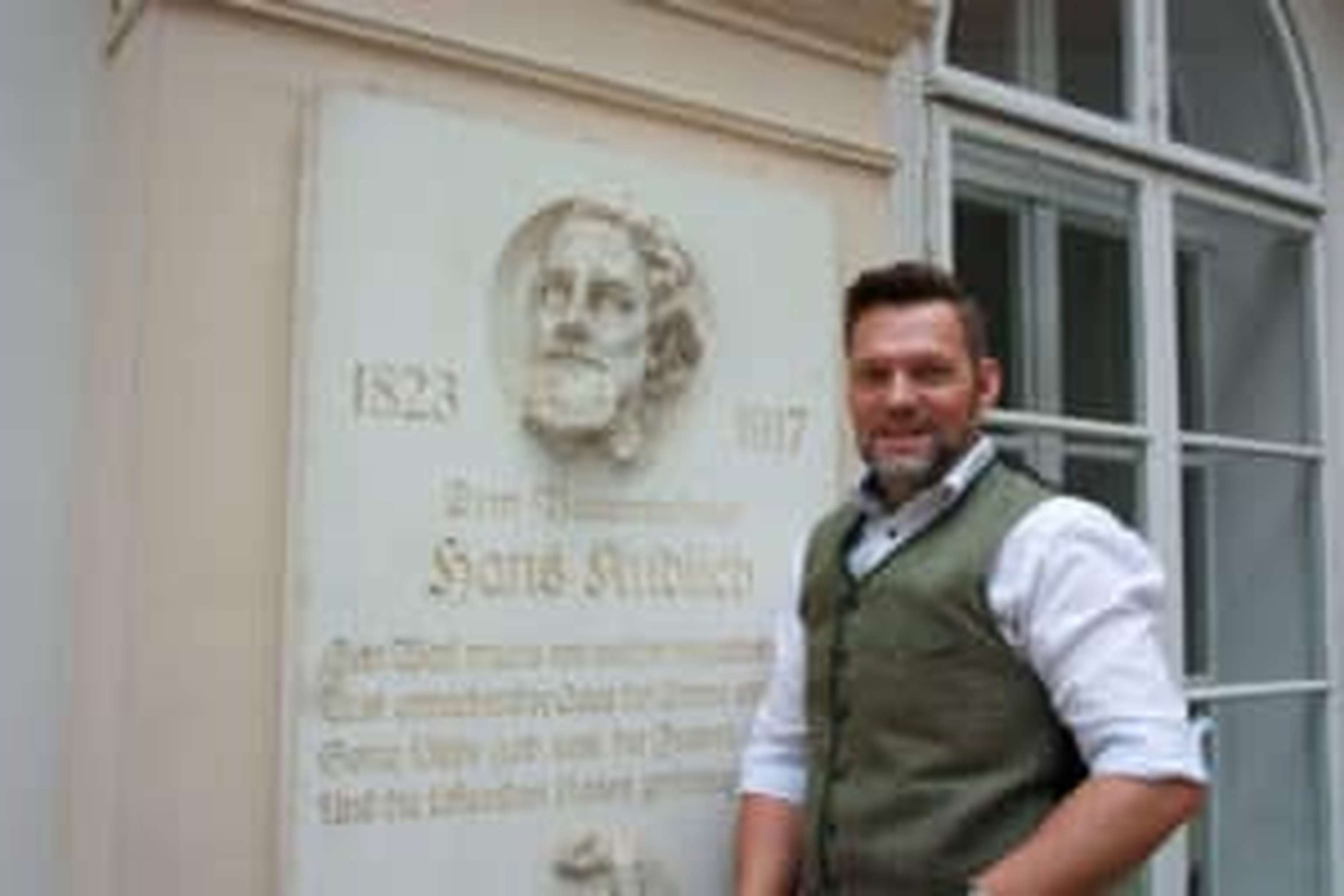 DI Hans Mayrhofer ist Bauer in der Buckligen Welt und Geschäftsführer des Ökosozialen Forum Österreich & Europa (ÖSFO). Dieses verleiht seit 55 Jahren alle zwei Jahre den Hans-Kudlich-Preis zum Gedenken an dessen historischen Antrag im Jahr 1848.