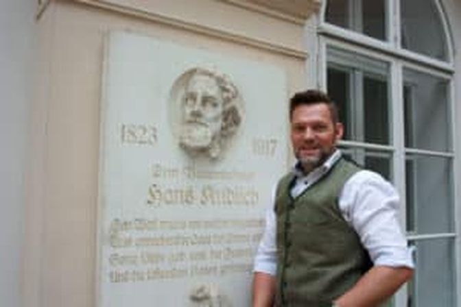DI Hans Mayrhofer ist Bauer in der Buckligen Welt und Geschäftsführer des Ökosozialen Forum Österreich & Europa (ÖSFO). Dieses verleiht seit 55 Jahren alle zwei Jahre den Hans-Kudlich-Preis zum Gedenken an dessen historischen Antrag im Jahr 1848.