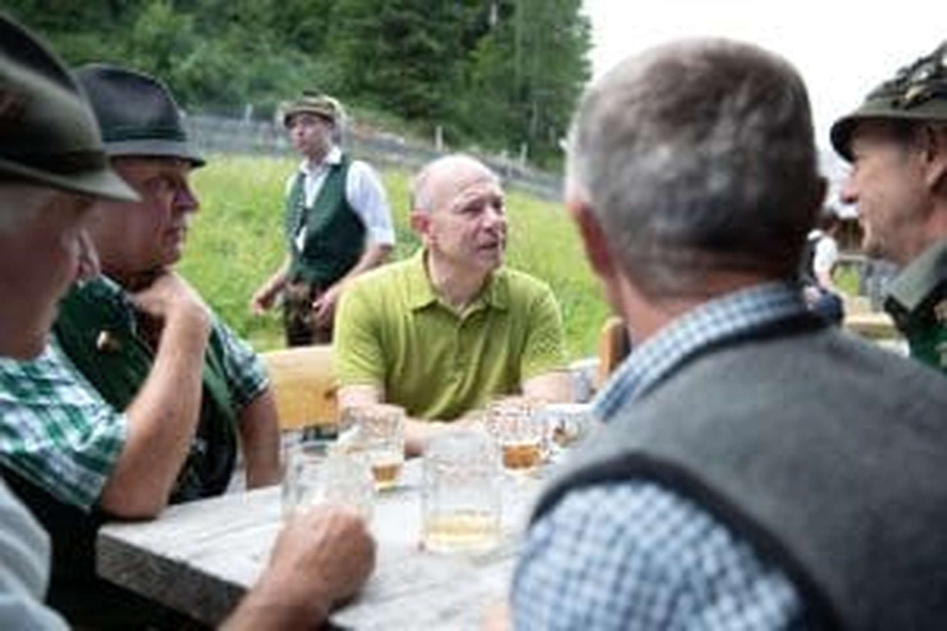 Durchs red‘n kuman d‘Leid zaum: Hiegelsberger im Gespräch mit den Bewirtschaftern der Hinteren Sandlingalm.