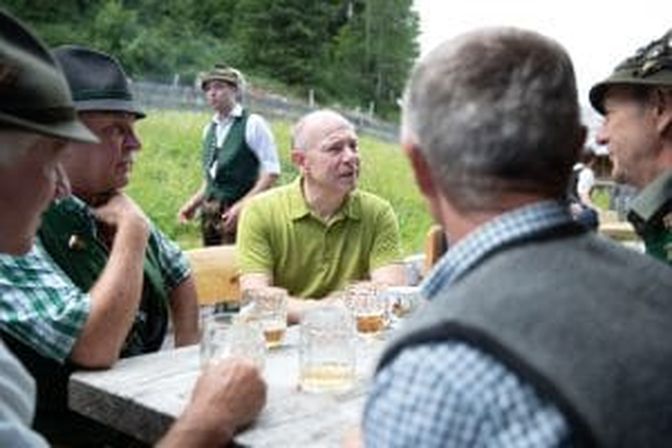 Durchs red‘n kuman d‘Leid zaum: Hiegelsberger im Gespräch mit den Bewirtschaftern der Hinteren Sandlingalm.