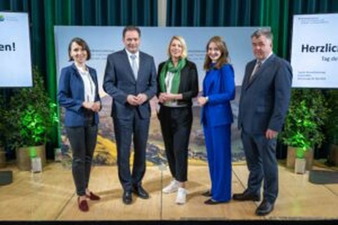 Der Minister mit Referentinnen und Generalsekretär Abentung.