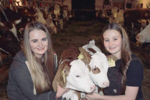 Antonia und Heidi sind stolz auf ihre Kalbelen.