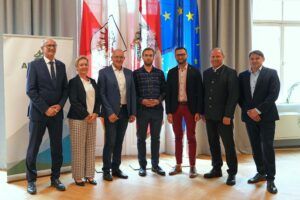 LH Anton Mattle (1. v. l.), LHStv Josef Geisler (2. v. r.) und Simon Lochmann (1. v. r., Vorstand der Abt. Südtirol, Europaregion u. Außenbeziehungen, ARGE-ALP-Geschäftsstelle) mit den Projektverantwortlichen des Trinkwasserkraftwerks in Axams: Felix Thalheim (4. v. r., Energieagentur Tirol), Bgm Thomas Suitner (3. v. r.), 1. Vizebgm Walter Mair (3. v. l.) und 2. Vizebgmin Martha Salchner (2. v. l.).