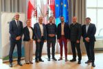 LH Anton Mattle (1. v. l.), LHStv Josef Geisler (2. v. r.) und Simon Lochmann (1. v. r., Vorstand der Abt. Südtirol, Europaregion u. Außenbeziehungen, ARGE-ALP-Geschäftsstelle) mit den Projektverantwortlichen des Trinkwasserkraftwerks in Axams: Felix Thalheim (4. v. r., Energieagentur Tirol), Bgm Thomas Suitner (3. v. r.), 1. Vizebgm Walter Mair (3. v. l.) und 2. Vizebgmin Martha Salchner (2. v. l.).