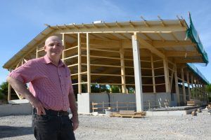 Mader vor seinem noch im Bau befindlichen „Klee-Kraft-Werk“