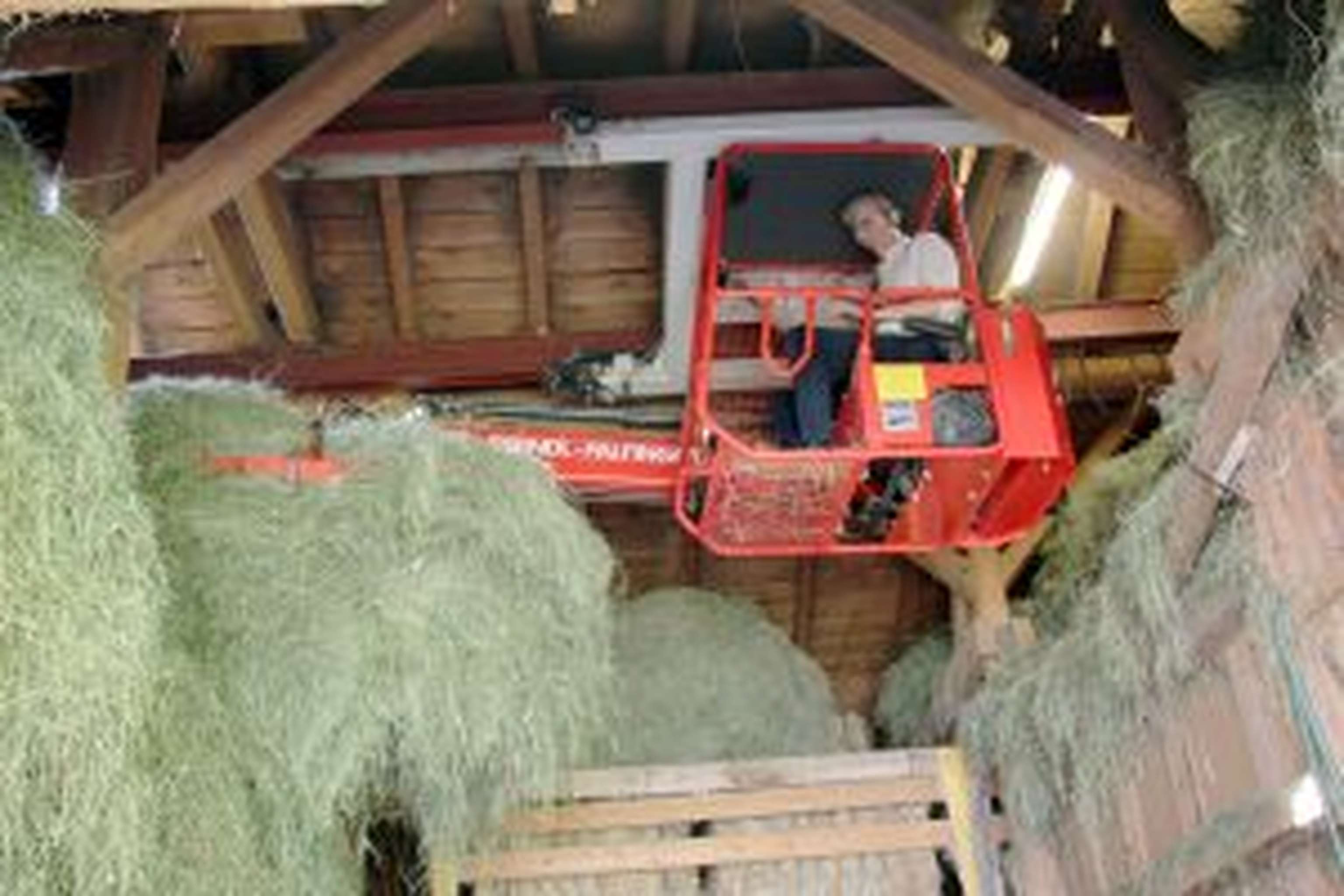 Die Arbeit am Feld und Hof ist für Anton Mattle ein wichtiger Ausgleich.