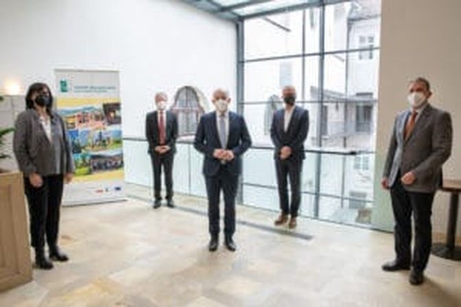 V.l.: Susanne Kreinecker, Alexander Scheutz, Max Hiegelsberger, Andreas Fazeni und Hubert Huber präsentierten die Zielsetzungen der Strategie-Erstellung in den 20 LEADER-Regionen.