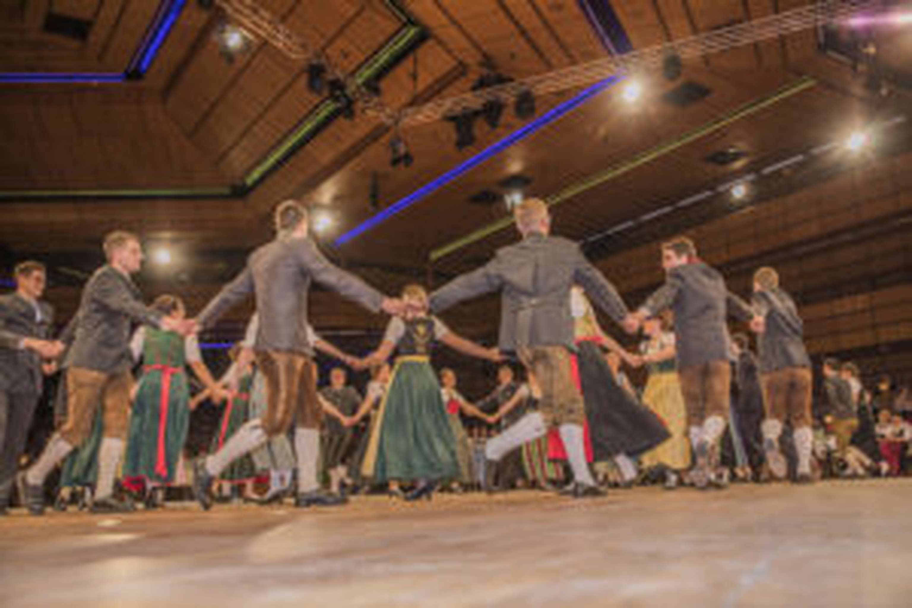 Ingesamt 60 Volkstanzpaare sowie die Fahnenträger aus den Fachschulen werden traditionell wieder die Balleröffnung bestreiten.