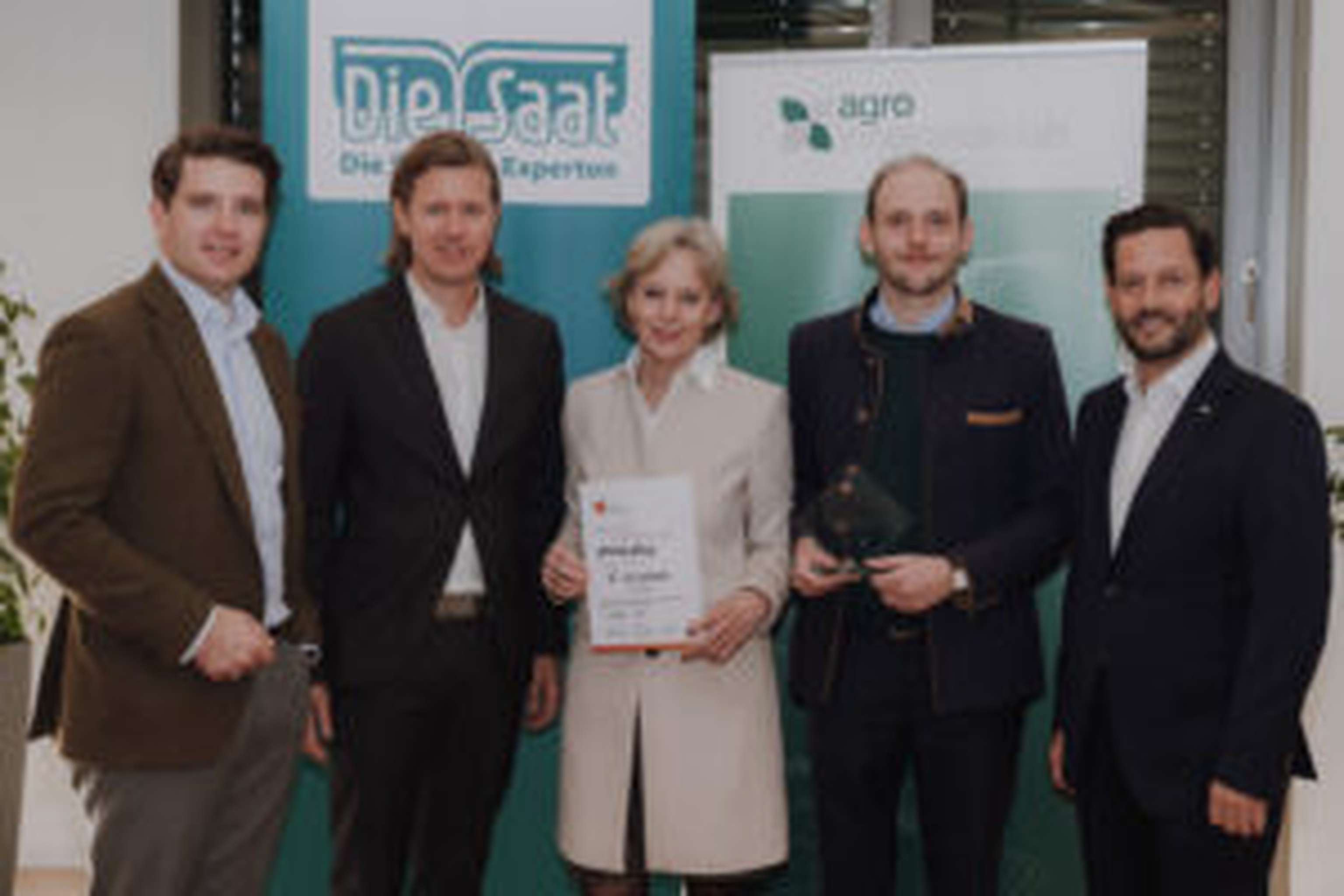 Antje und Johannes Wolff (mi. u. 2. v. re.) erhielten Preis für ihre 3D-Phänotypisierung. Florian Mayer, Georg Sladek und Christoph Metzker gratulierten.