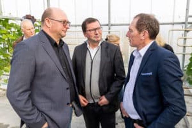 LK-Wien-Vizepräsident Martin Flicker und LK-Wien-Präsident Norbert Walter besuchten den Wiener Traditionsbetrieb Kasehs. Moosbrugger brachte es auf den Punkt: „Die hohen Energiekosten sind für unsere landwirtschaftlichen Betriebe, und da vor allem für die Gärtnereien, derzeit eine der größten Herausforderungen überhaupt. Das zeigten mir alle Gespräche mit betroffenen Gärtnerinnen und Gärtnern ganz deutlich.”