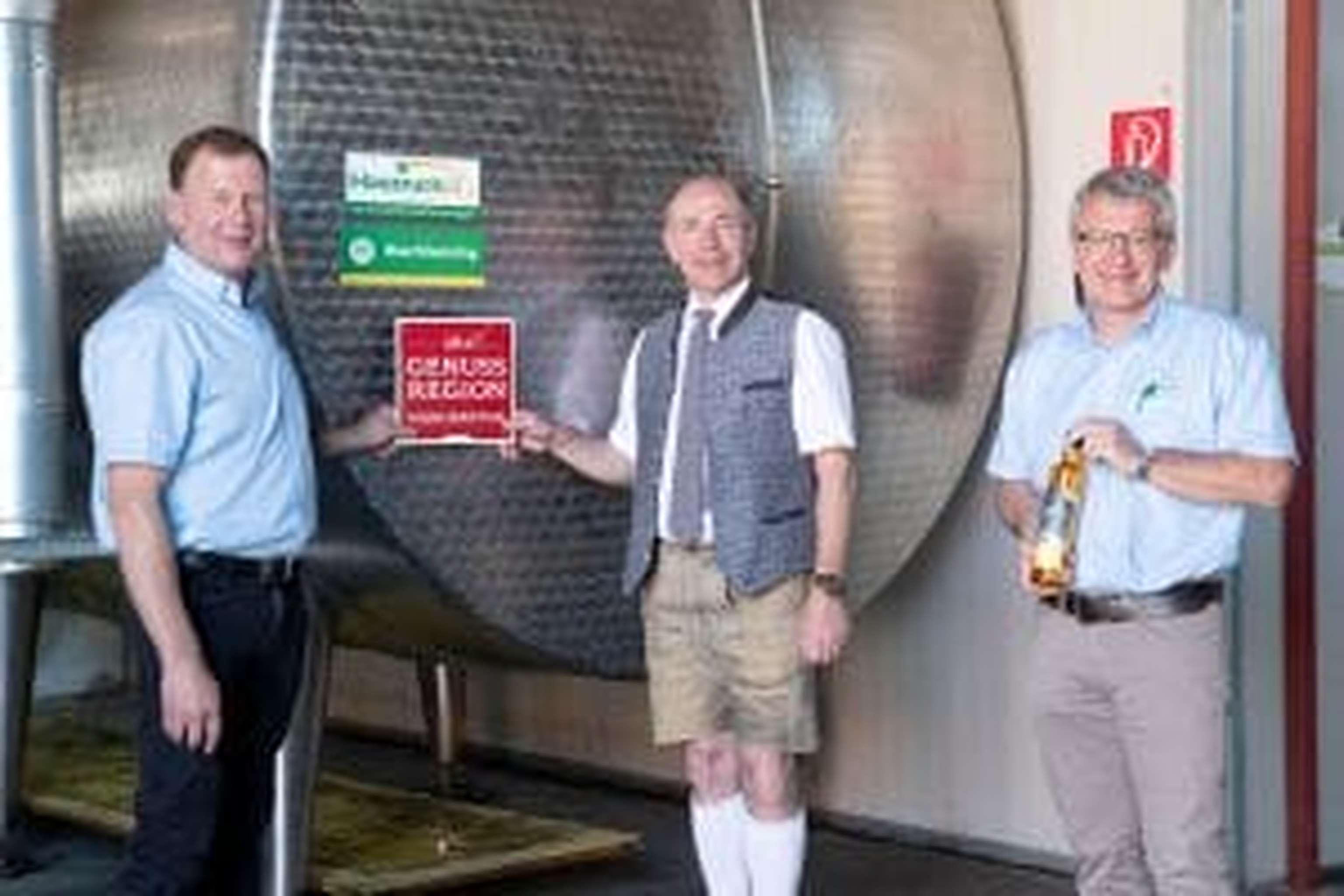 Für Landesrat Max Hiegelsberger (m.) ist Hausrucköl: „Ein wunderbares Beispiel für die Innovationskraft der Landwirtschaft.“ Sehr zur Freude von Obmann Helmut Silber (l.) und Geschäftsführer Josef Voraberger (r.).