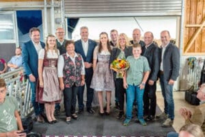 Familie Fender mit Landwirtschaftsminister Norbert Totschnig,LH Anton Mattle, Bundeskanzler Karl Nehammer, Bauernbundobmann LH-Stv. Josef Geisler und LK-Präsident NR Josef Hechenberger. Gabriel Fender (hinten rechts neben BK Nehammer) kandidiert auf Listenplatz 7 im Regionalwahlkreis Mitte für die Nationalratswahl.