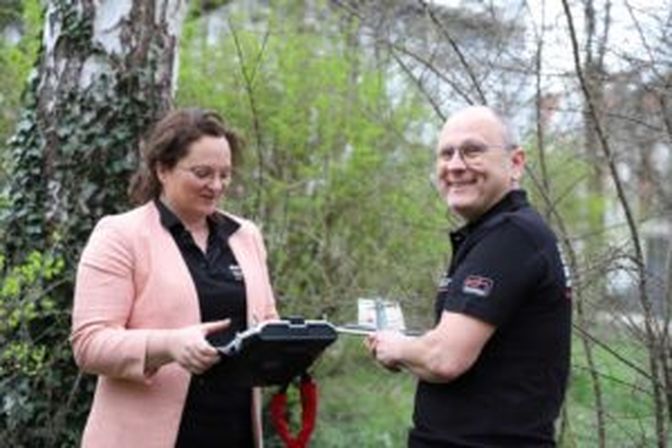 Claudia Probst und Georg Roman Schneider (FH OÖ) forschen an einem neuartigen Frühwarnsystem für unsere Wälder.