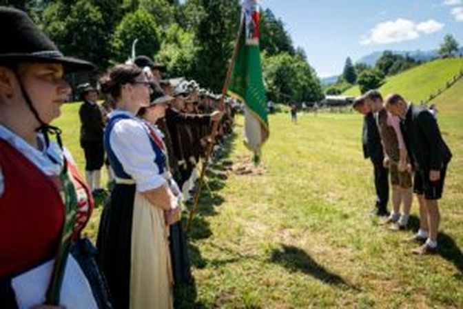 Obmann Alois Margreiter, Bürgermeister Andreas Gang und LK Josef Hechenberger beim festlichen Einmarsch mit der Bundesmusikkapelle Mariatal und der Schützenkompanie Breitenbach.