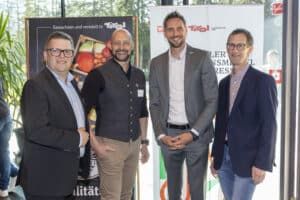 Stefan Mair (l.) und Matthias Pöschl (2. v. r.) mit Referent Hannes Royer (Land schafft Leben, 2. v .l.) sowie Studienautor Stefan Jenewein (Gesellschaft für Angewandte Wirtschaftsforschung, r.).
