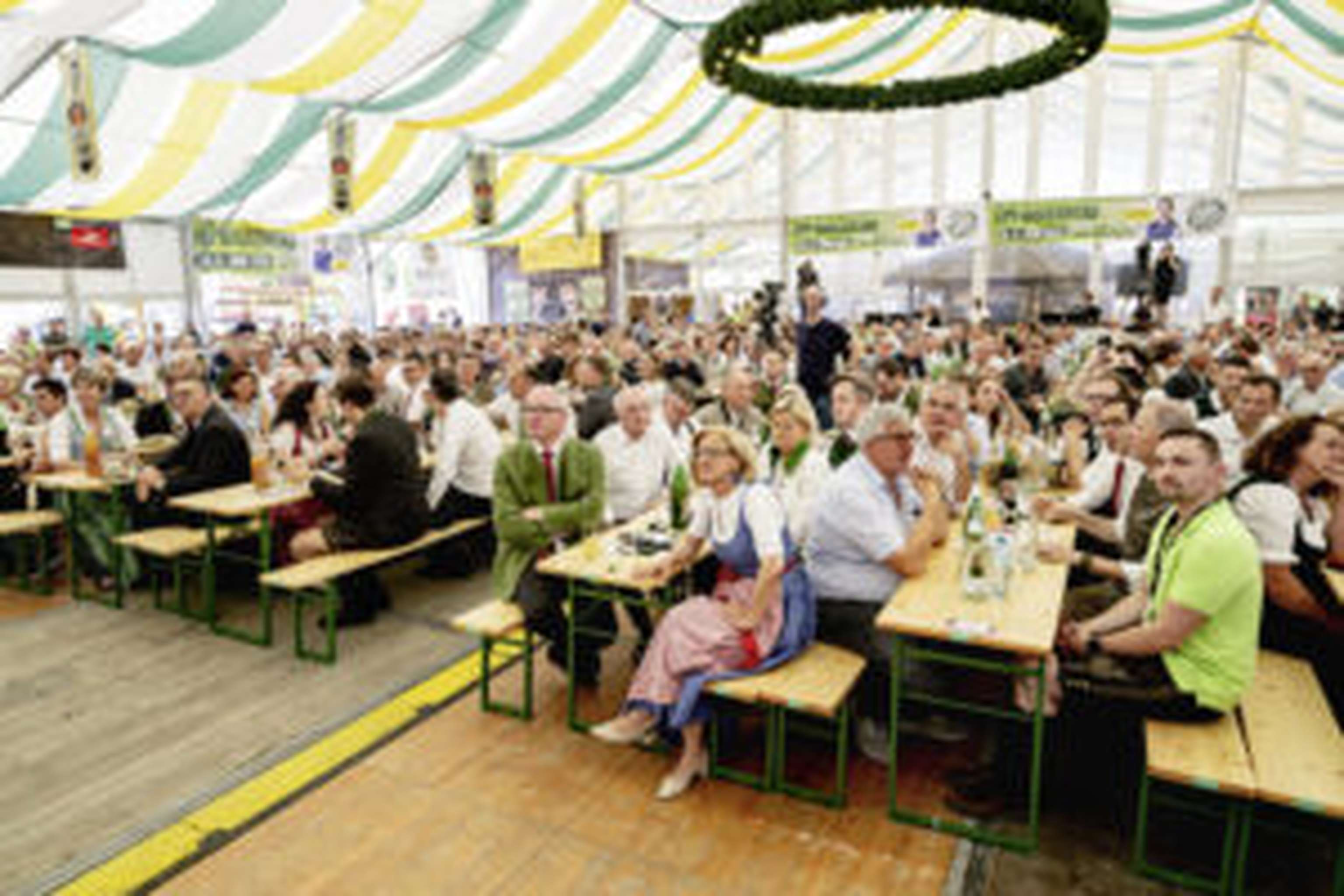 Das Festzelt war bis auf den letzten Platz gefüllt. Viele Ehrengäste, wie Kaudia Tanner, Johanna Mikl-Leitner und Erwin Pröll, waren mit dabei.