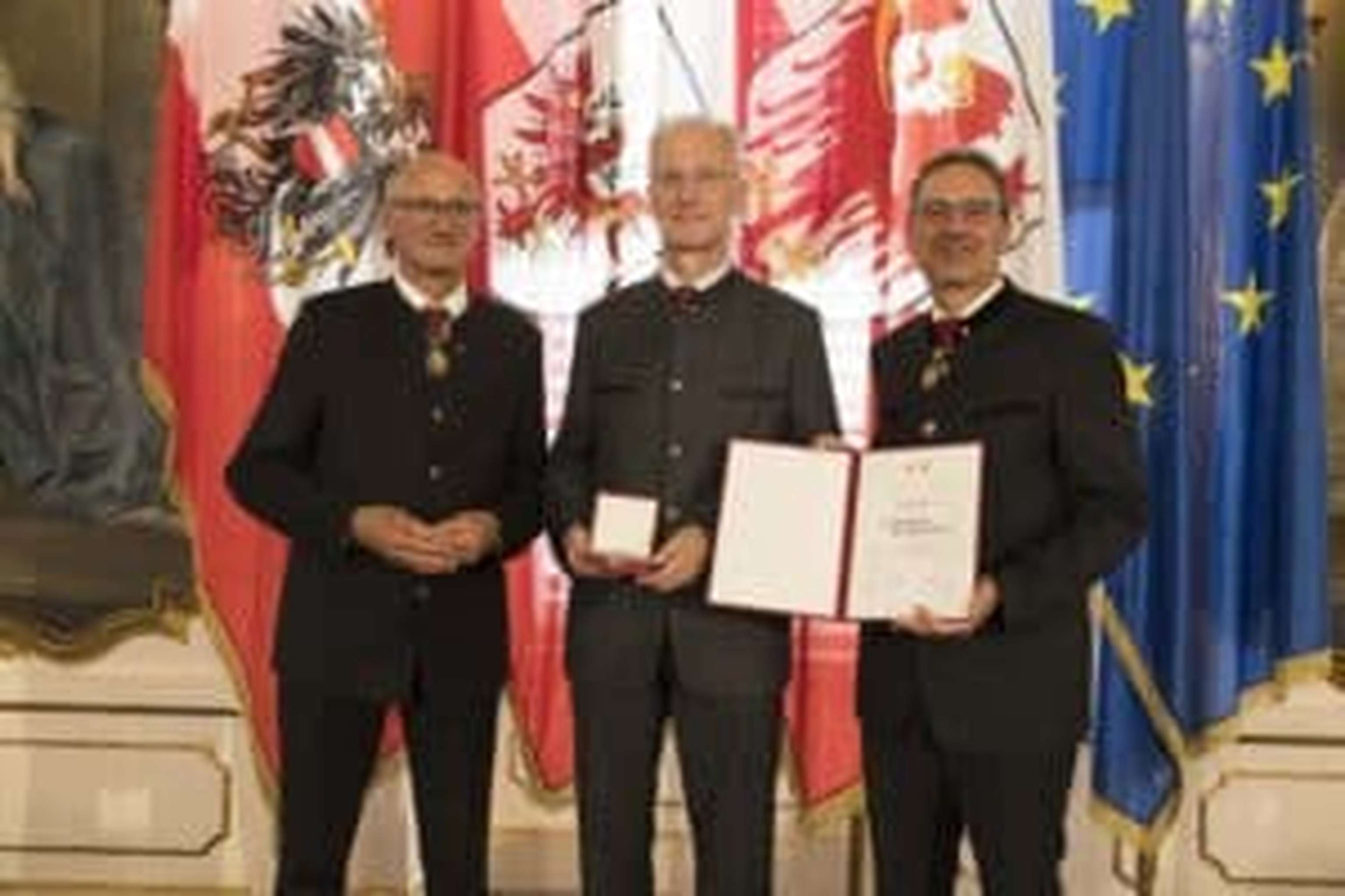 HR DI Alois Poppeller aus Innsbruck wurde für seine Verdienste um die Tiroler Landesverwaltung sowie um die ländliche Entwicklung und die Berglandwirtschaft in Tirol geehrt.