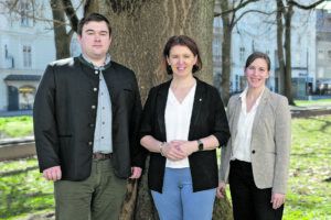 Gabriele Wieser (r.) und Christian Lamberg vom OÖ. Landesforstdienst mit Agrar-Landesrätin Michaela Langer-Weninger