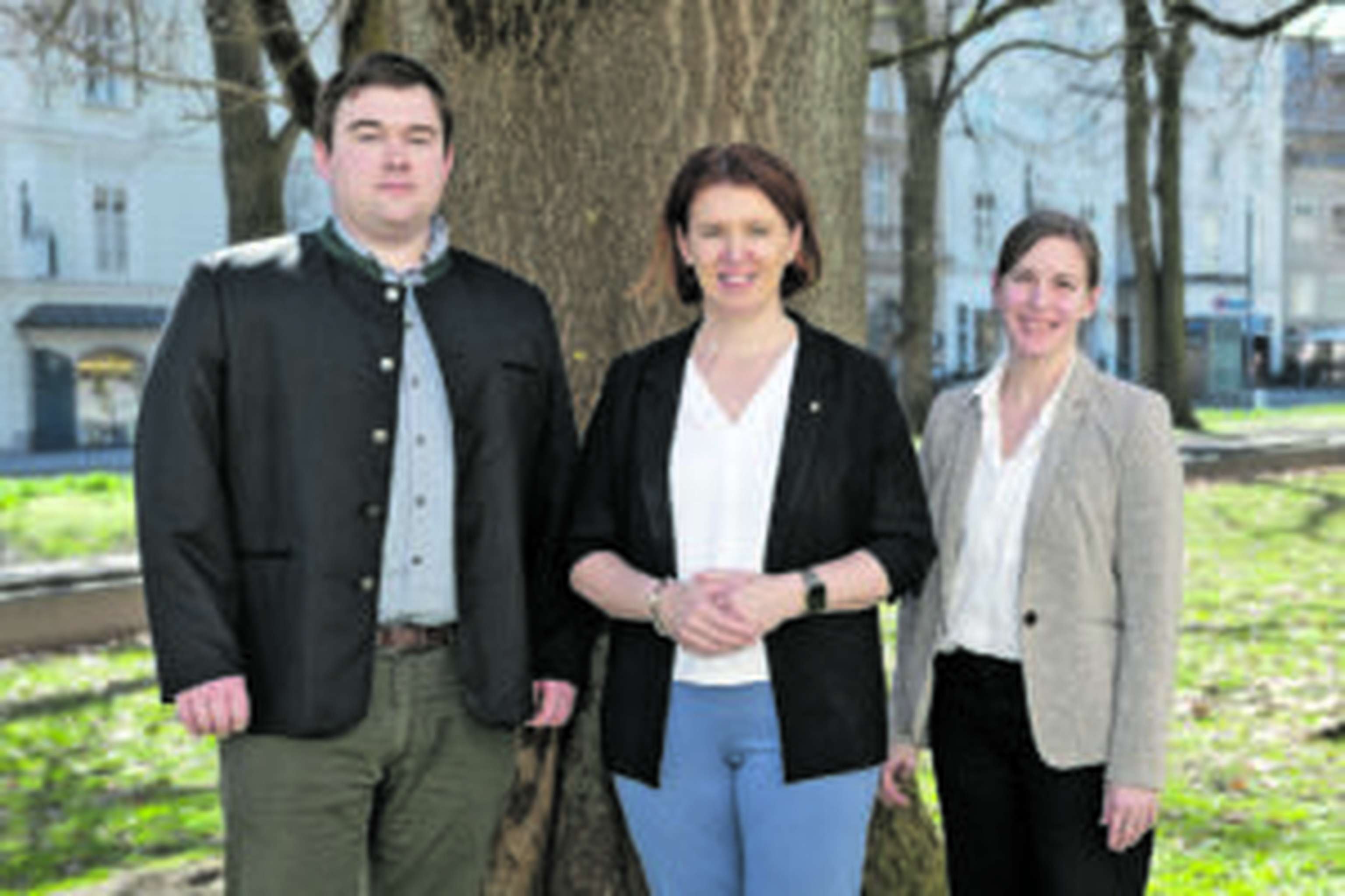 Gabriele Wieser (r.) und Christian Lamberg vom OÖ. Landesforstdienst mit Agrar-Landesrätin Michaela Langer-Weninger