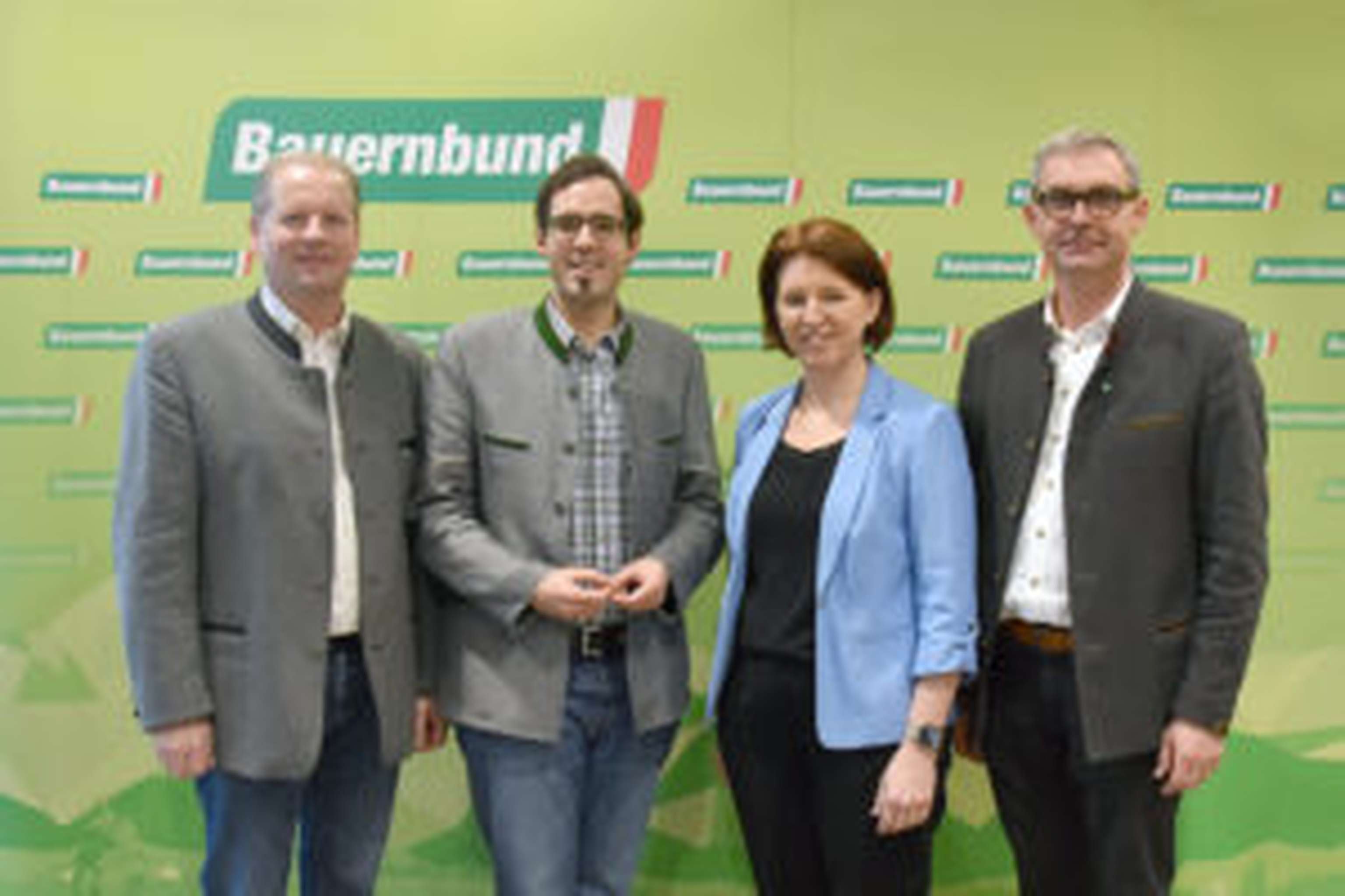 OÖ Bauernbund-Direktor Wolfgang Wallner mitden agrarpolitischen Referenten David Süß, Michaela Langer-Weninger und Franz Waldenberger (v.l.)