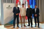 LH Anton Mattle (1. v. l.), LHStv Josef Geisler (2. v. r.) und Simon Lochmann (1. v. r., Vorstand der Abt. Südtirol, Europaregion u. Außenbeziehungen, ARGE-ALP-Geschäftsstelle) mit dem Projektverantwortlichen der Ausstellung in Landeck, Florian Schweiger (KLAR! Landeck und Umgebung, Talkesselmarketing Landeck).