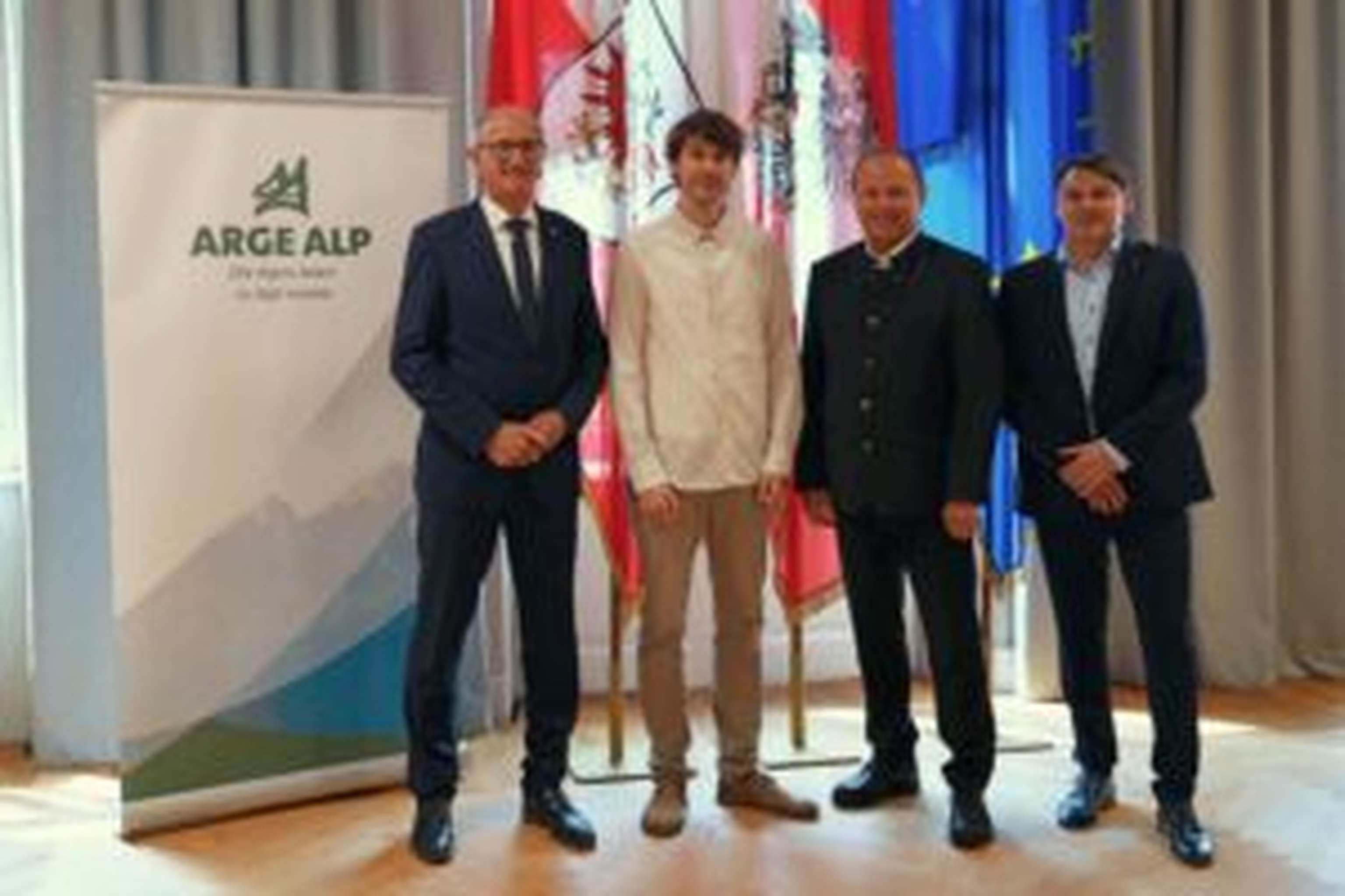 LH Anton Mattle (1. v. l.), LHStv Josef Geisler (2. v. r.) und Simon Lochmann (1. v. r., Vorstand der Abt. Südtirol, Europaregion u. Außenbeziehungen, ARGE-ALP-Geschäftsstelle) mit dem Projektverantwortlichen der Ausstellung in Landeck, Florian Schweiger (KLAR! Landeck und Umgebung, Talkesselmarketing Landeck).