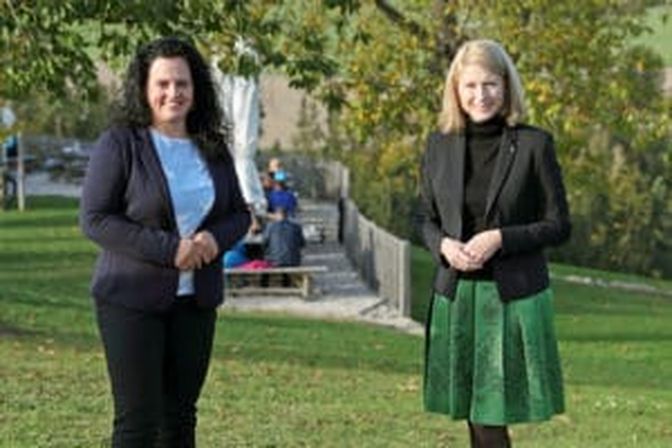 Johanna Haider und Christine Haberlander treten gemeinsam für mehr Regionalität ein.