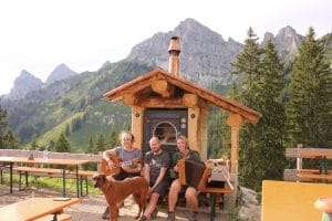 Ein Ständchen vor dem neuen Brotbackofen auf der Terrasse