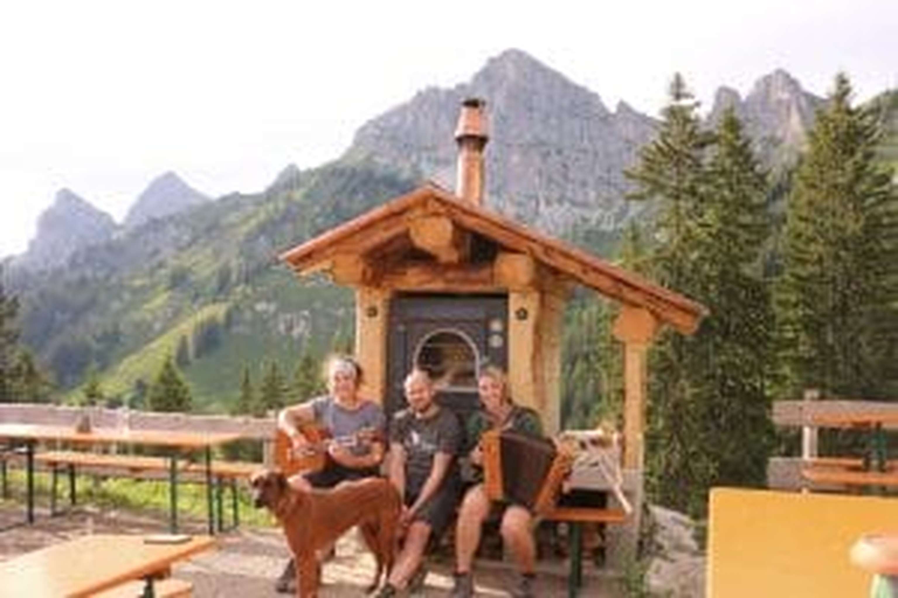 Ein Ständchen vor dem neuen Brotbackofen auf der Terrasse