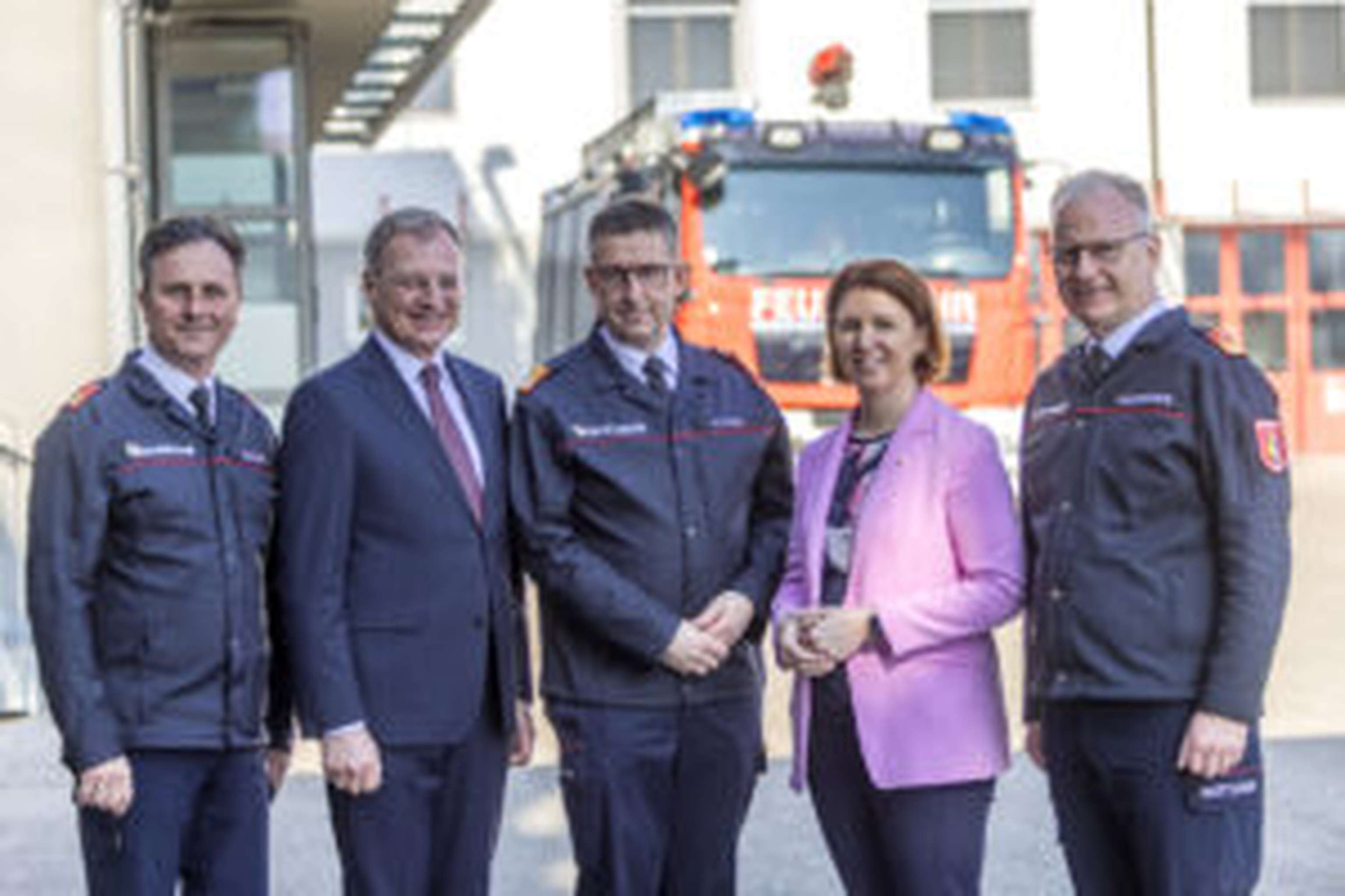 Landes-Feuerwehrinspektor Karl Kraml, Landeshauptmann Thomas Stelzer, Feuerwehrpräsident Robert Mayer, Landesrätin Michaela Langer-Weninger und Landes-Feuerwehrkommandant-Stellvertreter Michael Hutterer (v.l.)