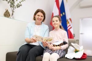Michaela Langer-Weninger mit einer jungen Leserin