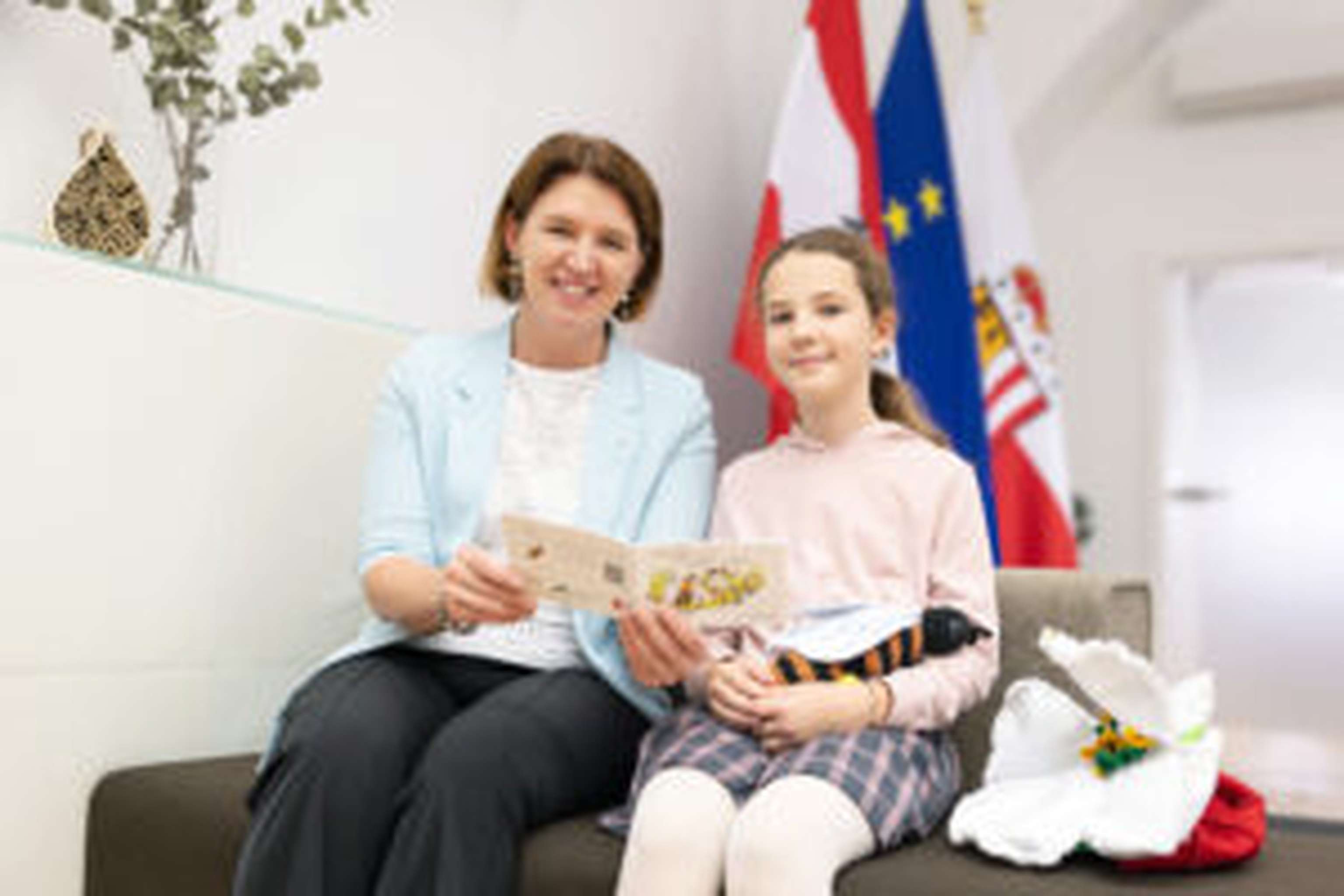 Michaela Langer-Weninger mit einer jungen Leserin