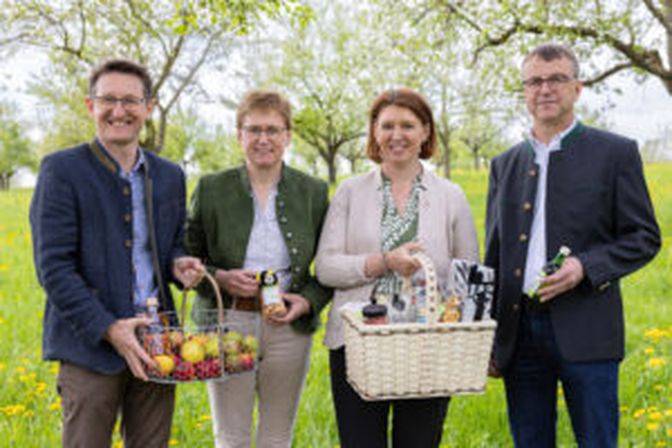Silber, Ferstl, Langer-Weninger und Eder (v.l.) inmitten der Blütenpracht