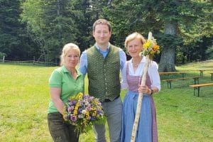 20 Jahre Almsingen mit Volkskultur-Chefin Dorli Draxler (re.). Zum Jubiläumgratulierten auch BauernbunddirektorPaul Nemecek und die Bundesbäuerin.