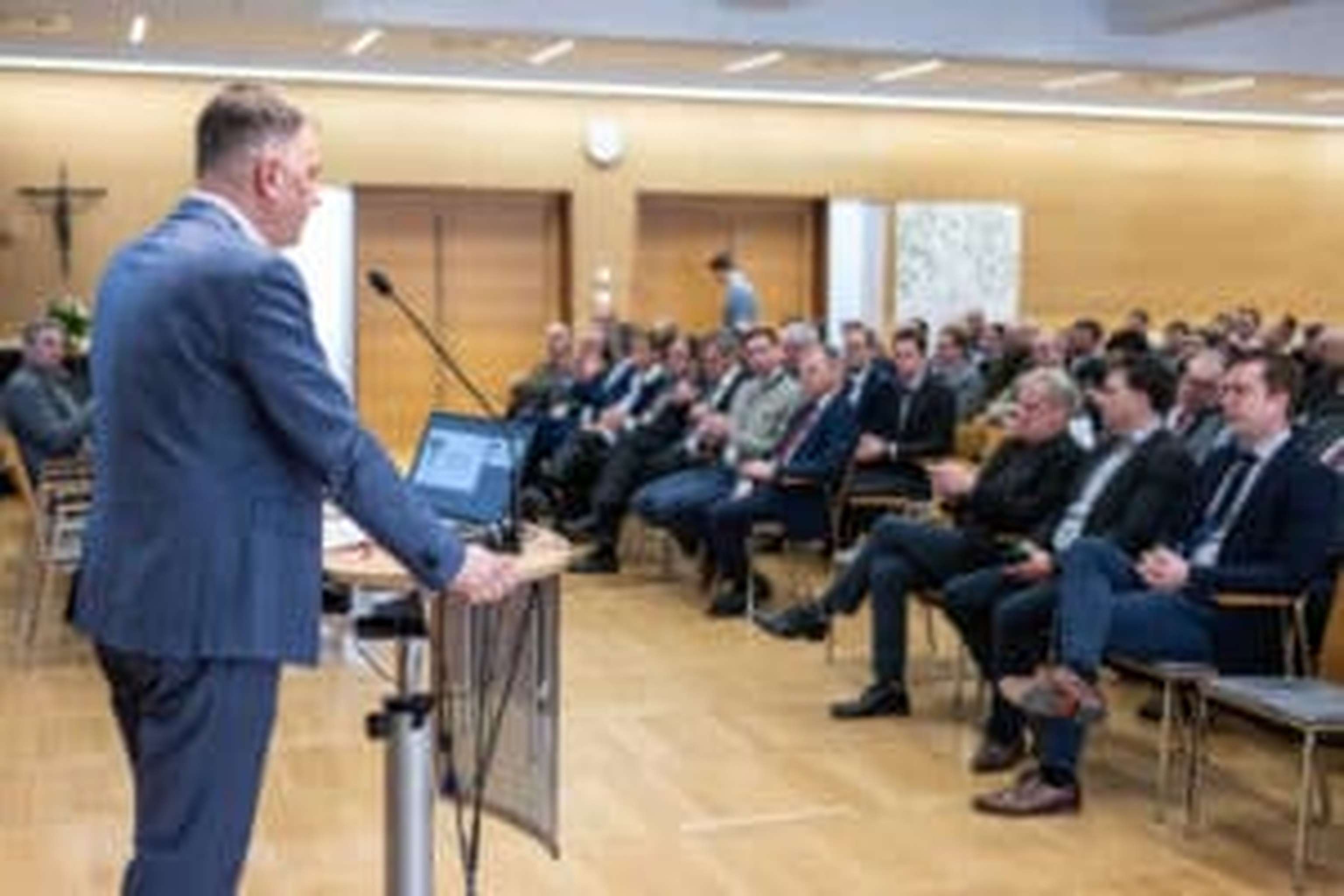 Obmann Martin Bäck referierte in St. Florian in einem vollen Saal.