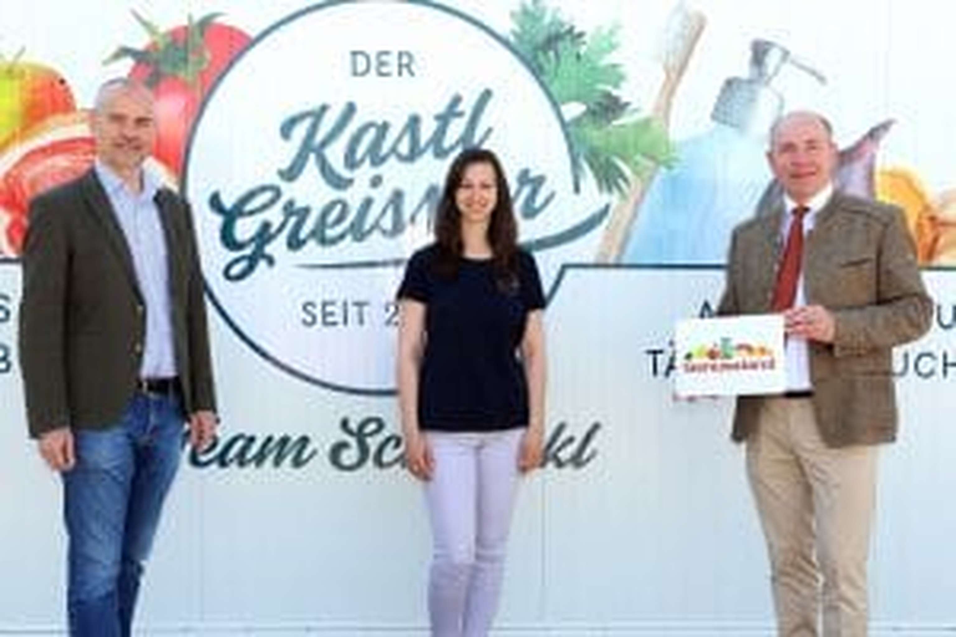 Gerald Gross, Geschäftsführer von KastlGreissler, Katharina Schmickl, KastlGreisslerin in Aistersheim, und Agrar-Landesrat Max Hiegelsberger eröffnen den neuen Standort in Aistersheim (v.l.).