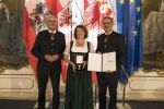 Monika Steiner, u. a. bekannt für ihre „Flüchtigen Gedanken“ in der Bauernzeitung, wurde von LH Anton Mattle und LH Arno Kompatscher mit der Tiroler Lebensrettungsmedaille ausgezeichnet.