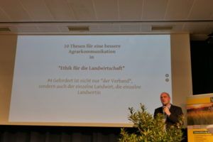 Im Spannungsfeld zwischen landwirtschaftlicher Praxis und gesellschaftlicher Erwartungen sollen Bäuerinnen und Bauern in den Debatten Rede und Antwort stehen.