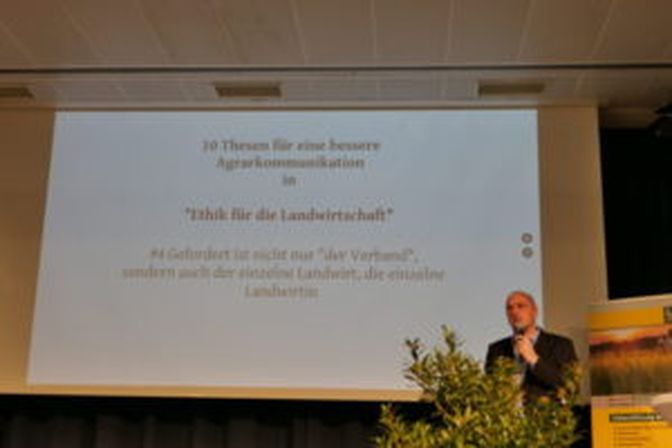 Im Spannungsfeld zwischen landwirtschaftlicher Praxis und gesellschaftlicher Erwartungen sollen Bäuerinnen und Bauern in den Debatten Rede und Antwort stehen.
