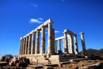 Kap Sounion: 60 Meter über dem Meer, ist auf einer künstlichen Terrasse der berühmte Marmortempel des Gottes Poseidon aus dem 5. Jahrhundert v. Chr. angelegt.