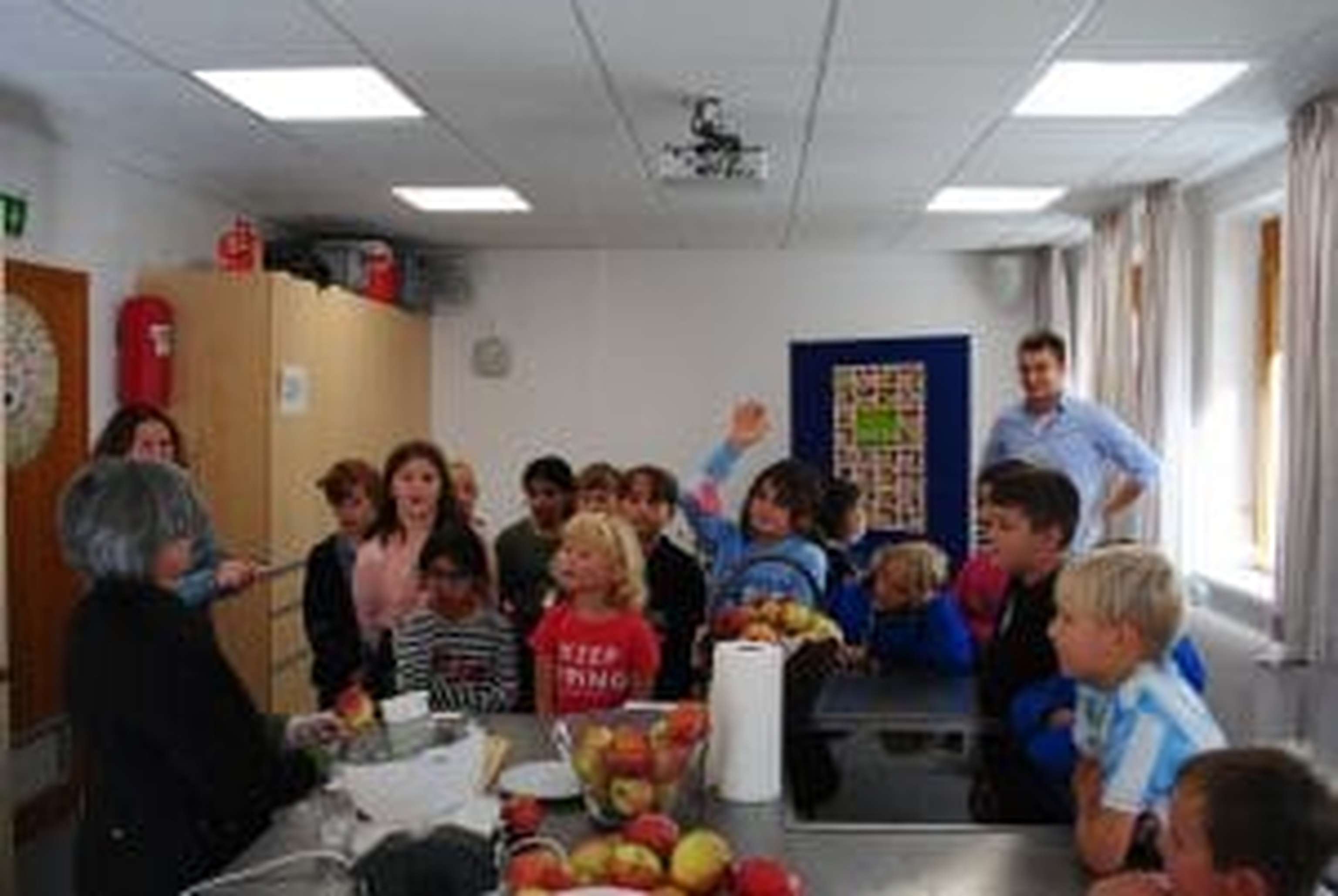 Auf der Bezirksbauernkammer in Braunau verfolgten die Kinder den Weg vom Apfel zum Saft mit.