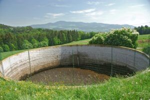 Eine zumindest 20 Zentimeter starke Schwimmdecke genügt im Altbestand als Abdeckung. Diese kann auch durch Einbringung von Pflanzenmaterial entstanden sein.