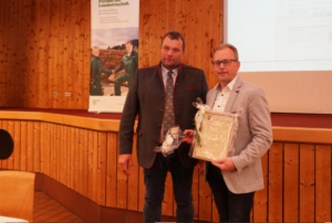 Obmann Hans Gumpitsch bedankt sich bei Bezirksbauernobmann LAbg. Martin Mayerl für seine langjährige Tätigkeit als Geschäftsführer des Maschinenring Osttirol.
