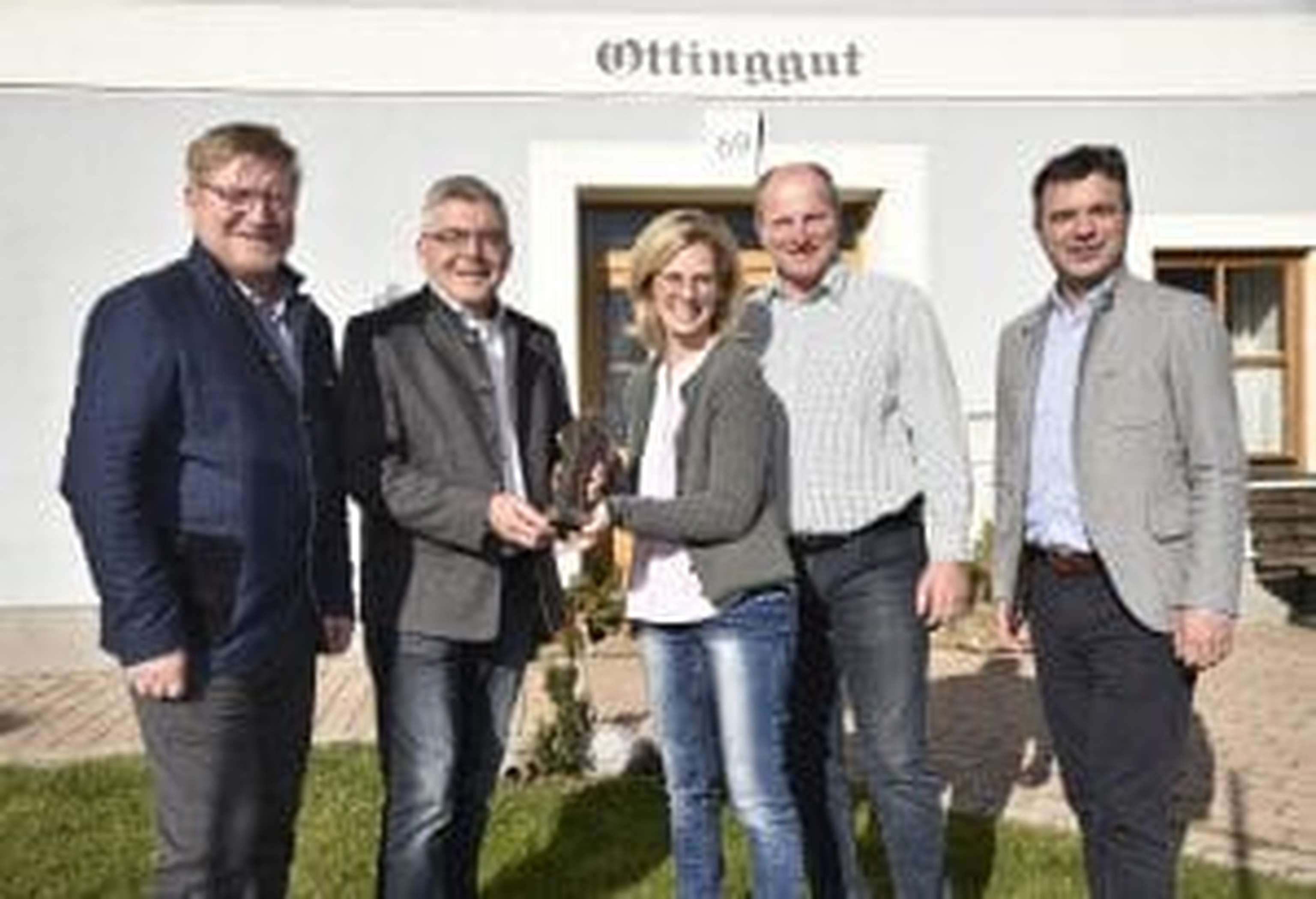 Günther Kronberger, Josef Schwaiger und Rupert Quehenberger (r.) überraschten Birgit und David Gruber auf ihrem Ottinggut. (v.l.)