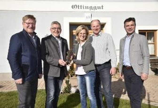Günther Kronberger, Josef Schwaiger und Rupert Quehenberger (r.) überraschten Birgit und David Gruber auf ihrem Ottinggut. (v.l.)